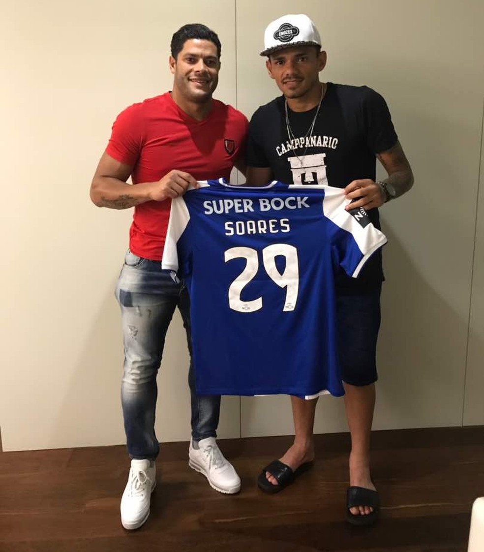 Hulk, quando era atacante do Shanghai SIPG, ao lado de Tiquinho Soares, que defendia o Porto — Foto: Arquivo pessoal / Hulk