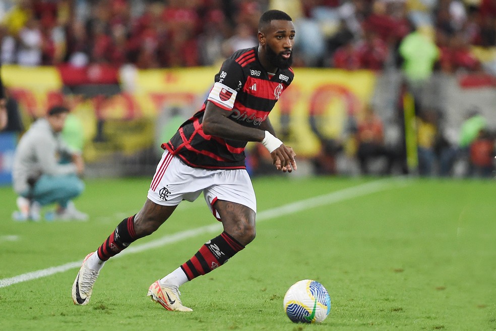 Gerson conduz a bola em Flamengo e Palmeiras  Foto: Alexandre Duro