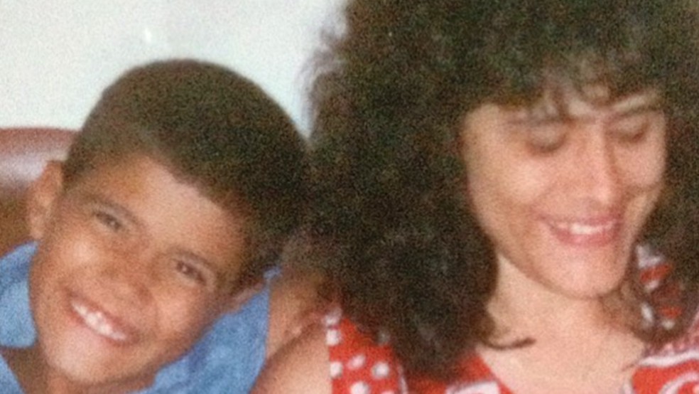 Deivid ao lado da mãe durante a infância. — Foto: Foto: ArquivoPessoal