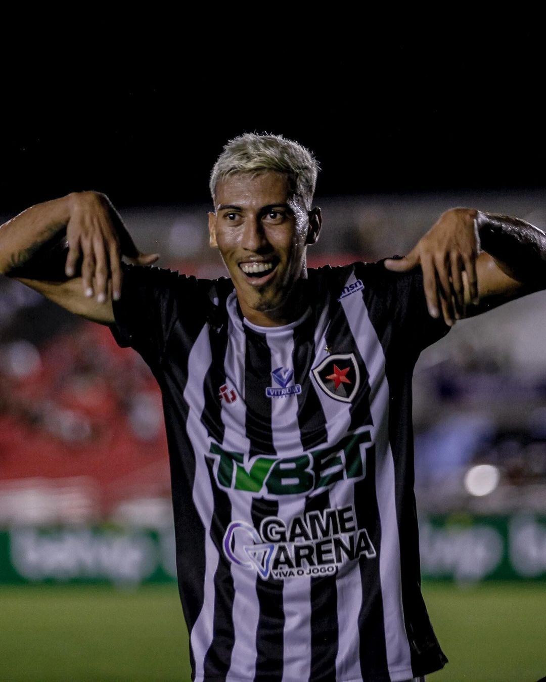 Destaque do Botafogo-PB, Kiko brilha no Almeidão após infância nos campos de terra