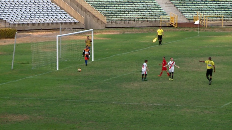 Tiroteio interrompe partida de futebol em Macaé; veja vídeo