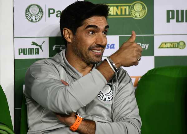 Abel aprova domínio do Palmeiras e pede calma com reforços: 