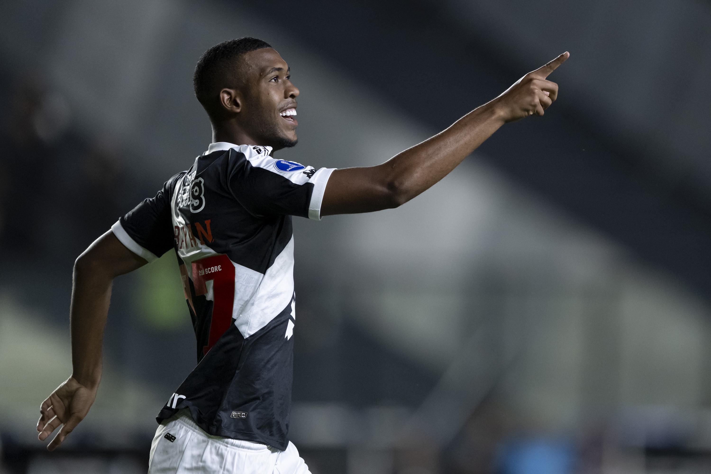 Vasco assegura permanência de 