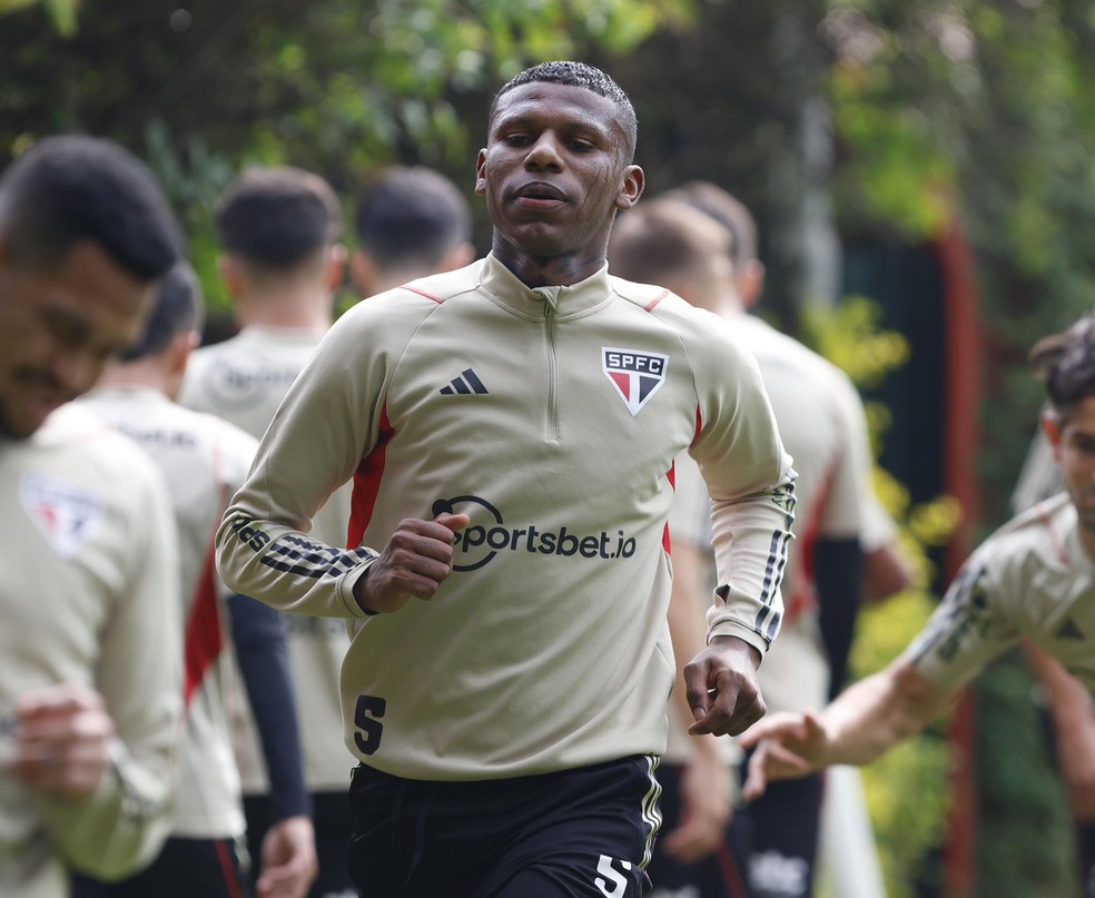 Ele joga! São Paulo divulga escalação para o clássico com Calleri