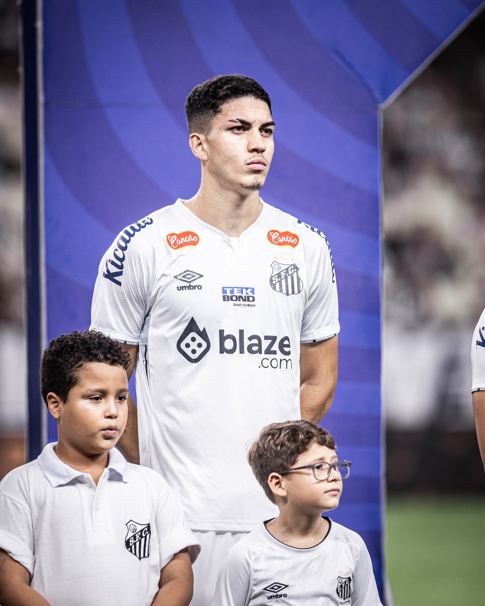 Jair Cunha vai se firmando como titular do Santos — Foto: Raul Baretta/ Santos FC