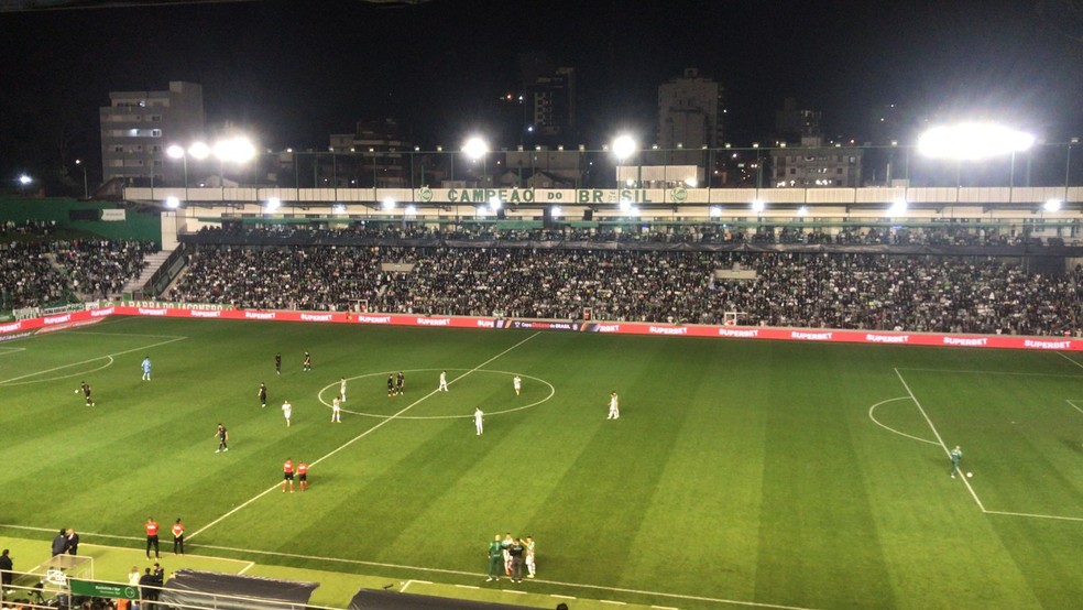 Parte da iluminação do Alfredo Jaconi cai em Juventude x Corinthians — Foto: Roberto Peruzzo