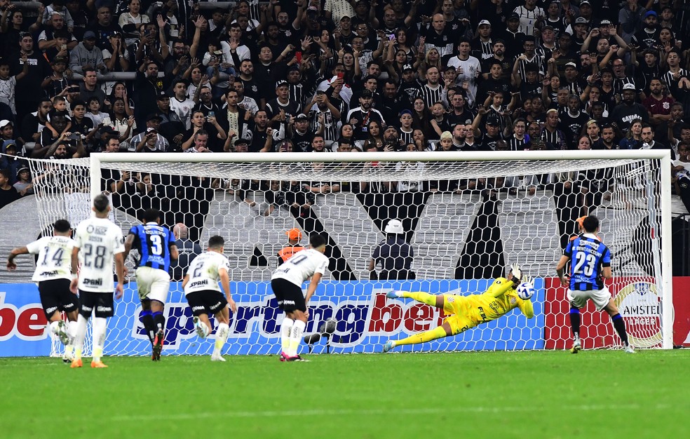 Corinthians x Liverpool (URU), defesa de Carlos Miguel em cobrança de pênalti — Foto: Marcos Ribolli