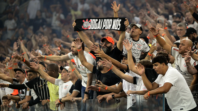 Torcida do Corinthians no jogo contra o Barcelona