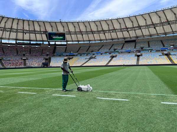 Verificação do Gramado do Maracanã para a Final entre Flamengo e Atlético-MG.