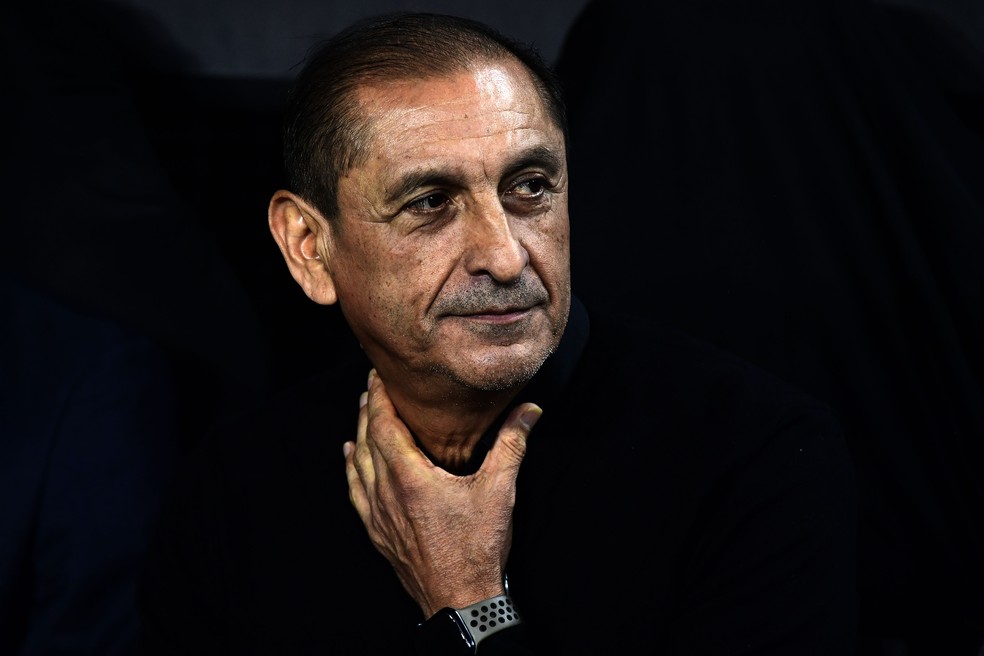 Ramón Díaz, técnico do Corinthians, contra o Racing — Foto: Marcos Ribolli