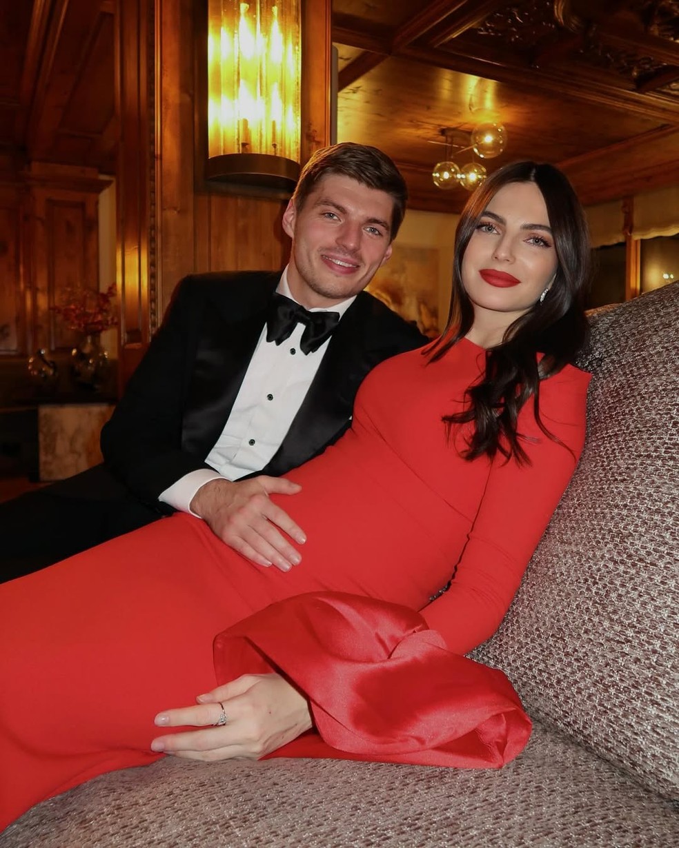 Max Verstappen e Kelly Piquet exibem gravidez de filha do tricampeão Nelson Piquet, no Natal de 2024 — Foto: Reprodução/redes sociais