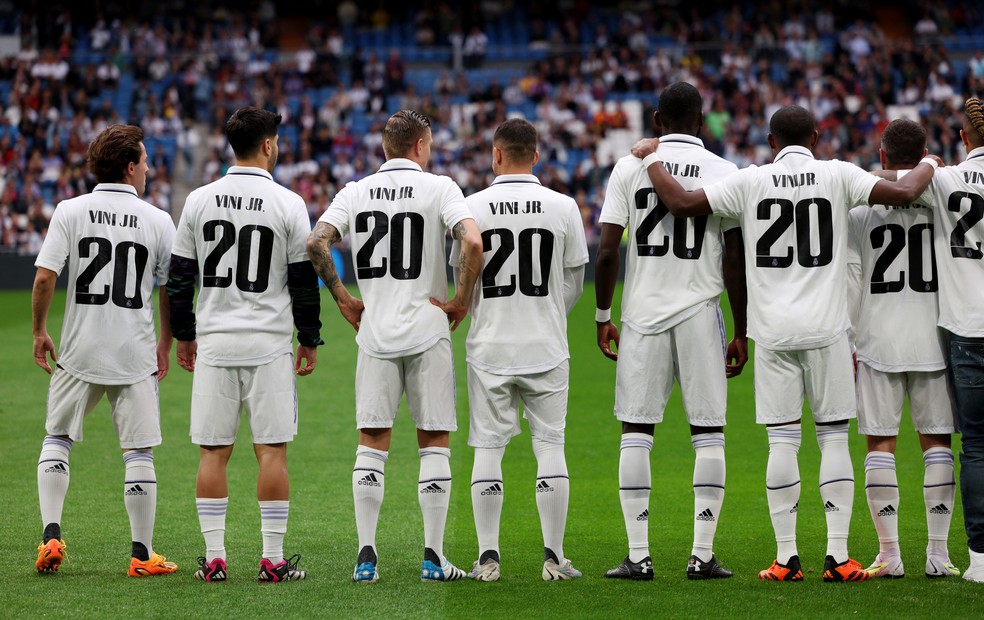 Jogadores do Real Madrid entram em campo com a camisa de Vinicius Junior — Foto: Violeta Santos Moura/Reuters