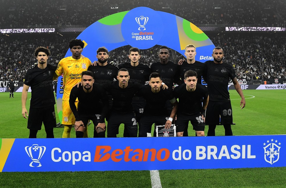 Jogadores titulares do Corinthians na partida contra o Grêmio — Foto: Marcos Ribolli