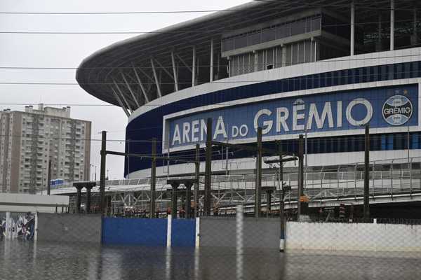 Arena do Grêmio apresenta alagamento de até um metro, prejudicando campo.