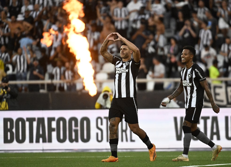 Luís Henrique comemora gol marcado contra o Vasco — Foto: André Durão/ge
