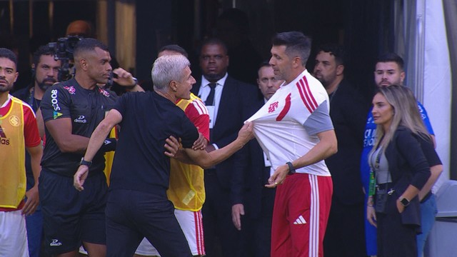 Luís Castro e Paulo Pezzolano discutem no Grre-Nal