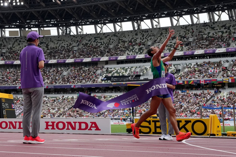 Caio Bonfim cruza a linha de chegada achando que tinha ficado com a prata — Foto: Pawel Kopczynski/Reuters