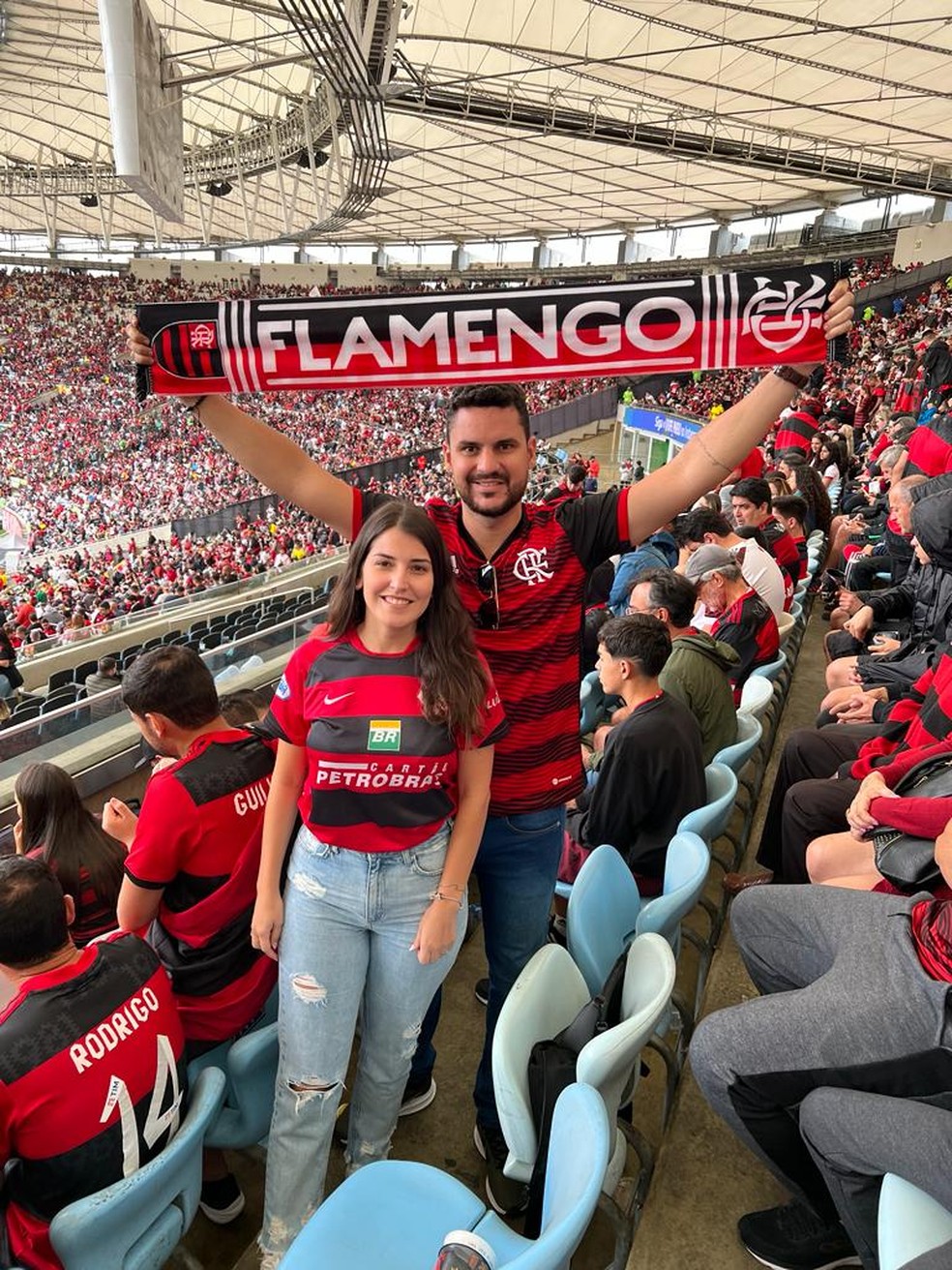 Alexandre Militão e a esposa, Keyla, durante jogo do Flamengo no Maracanã — Foto: Arquivo pessoal