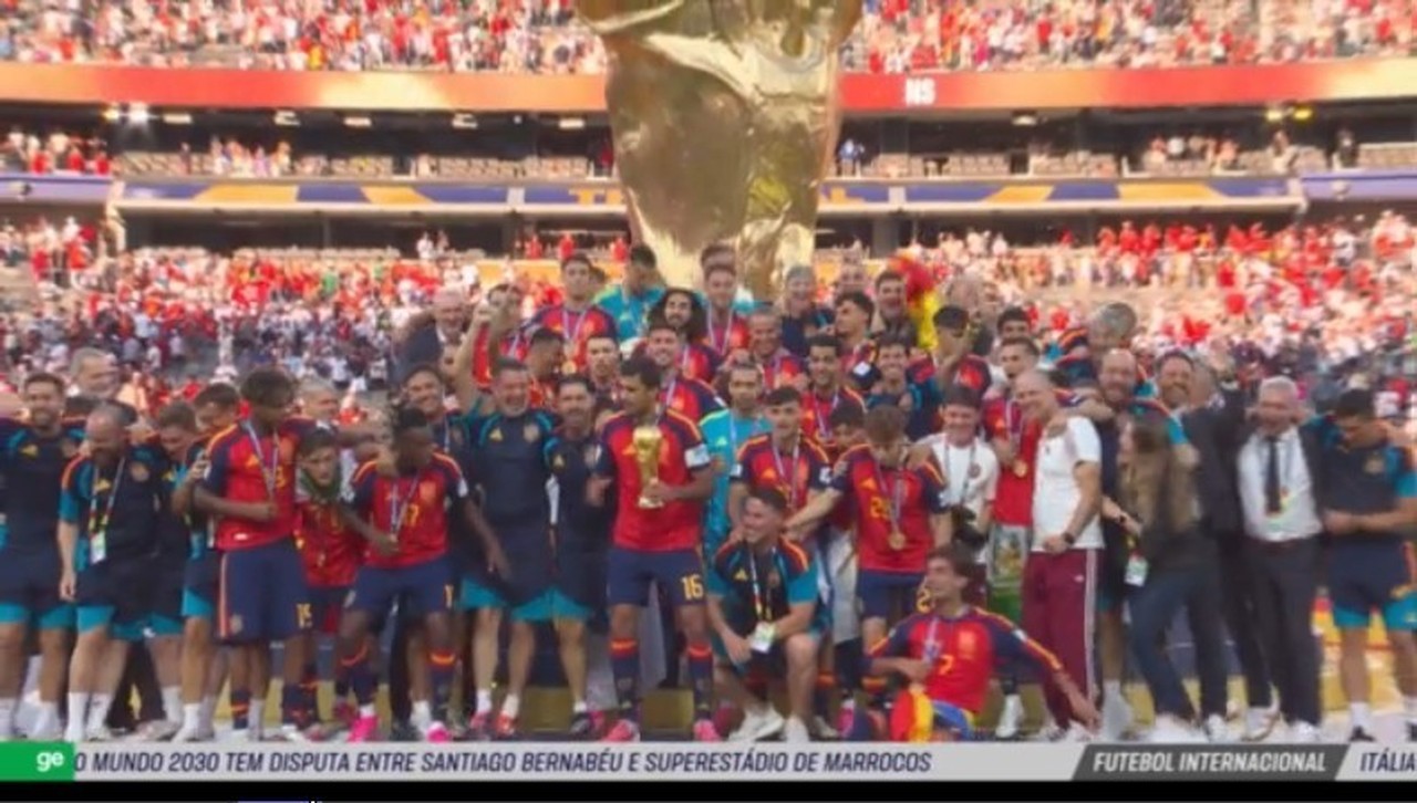 Troféu com cara do técnico: a festa milionária da Espanha