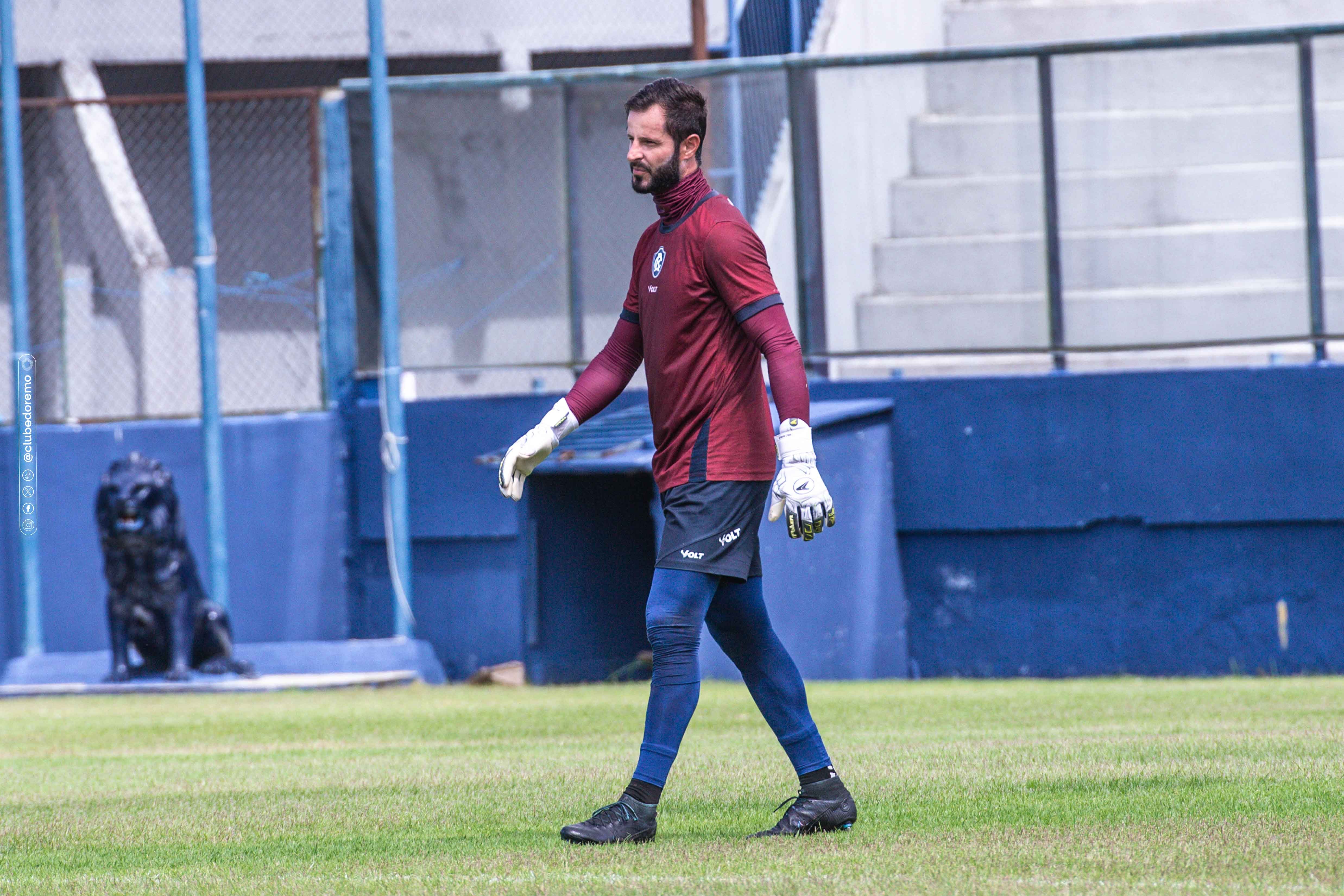Goleiro com mais defesas na Série B, Rangel quer três vitórias para ...