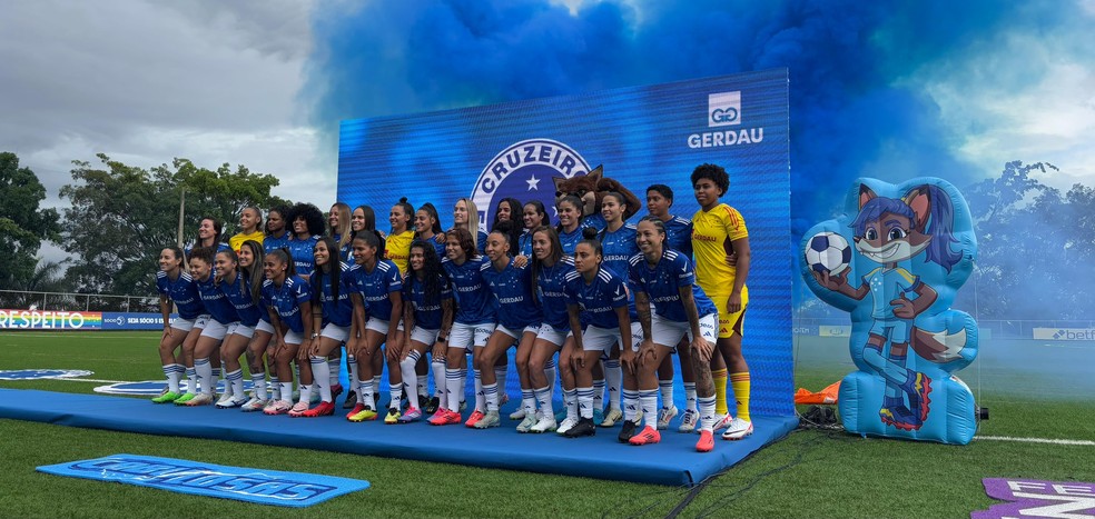 Cruzeiro apresenta time feminino — Foto: Lavínia Aguiar