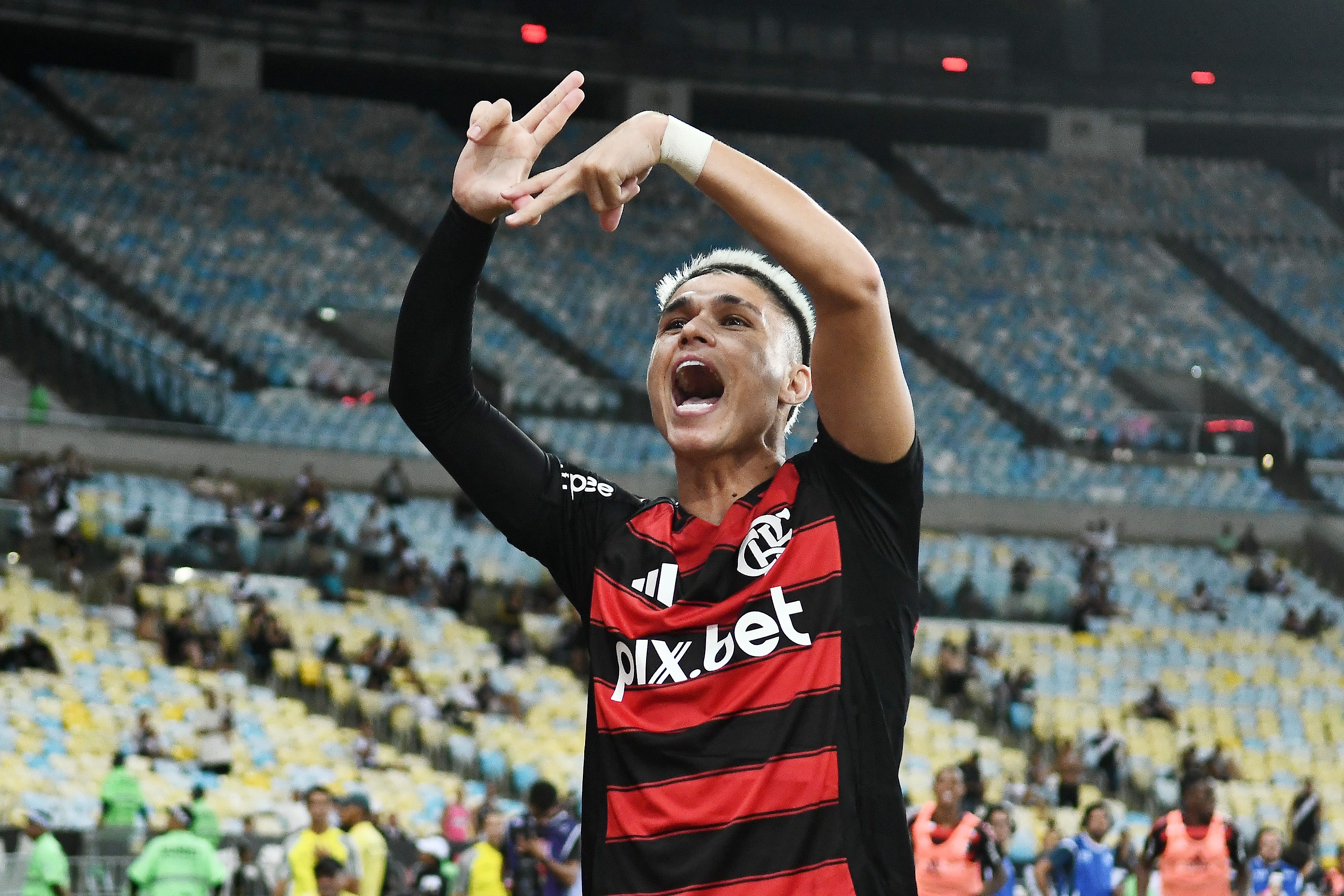 Luiz Araújo marca decisivo gol e assegura triunfo do Flamengo contra rivais.