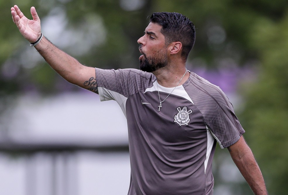 António Oliveira orienta jogadores durante treino do Corinthians — Foto: Rodrigo Coca/Ag. Corinthians