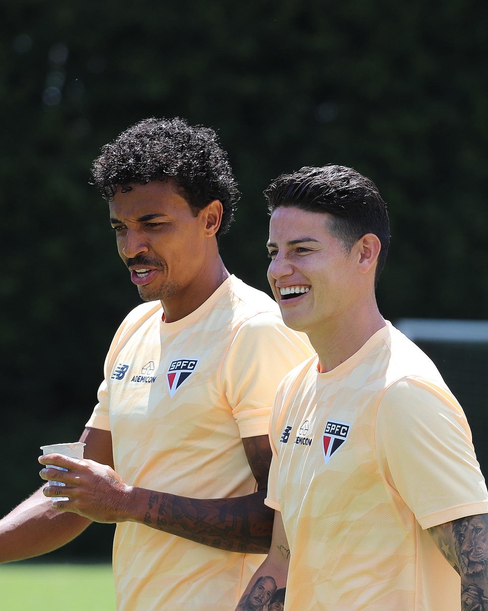 Luiz Gustavo e James Rodríguez em treino do São Paulo — Foto: Rubens Chiri/saopaulofc.net