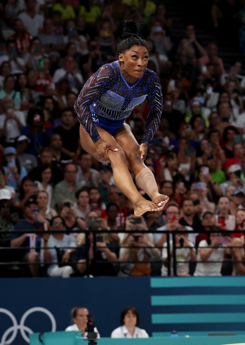 Simone Biles durante os mortais carpados do Biles II na final do individual geral das Olimpíadas de Paris 2024 — Foto: REUTERS/Mike Blake