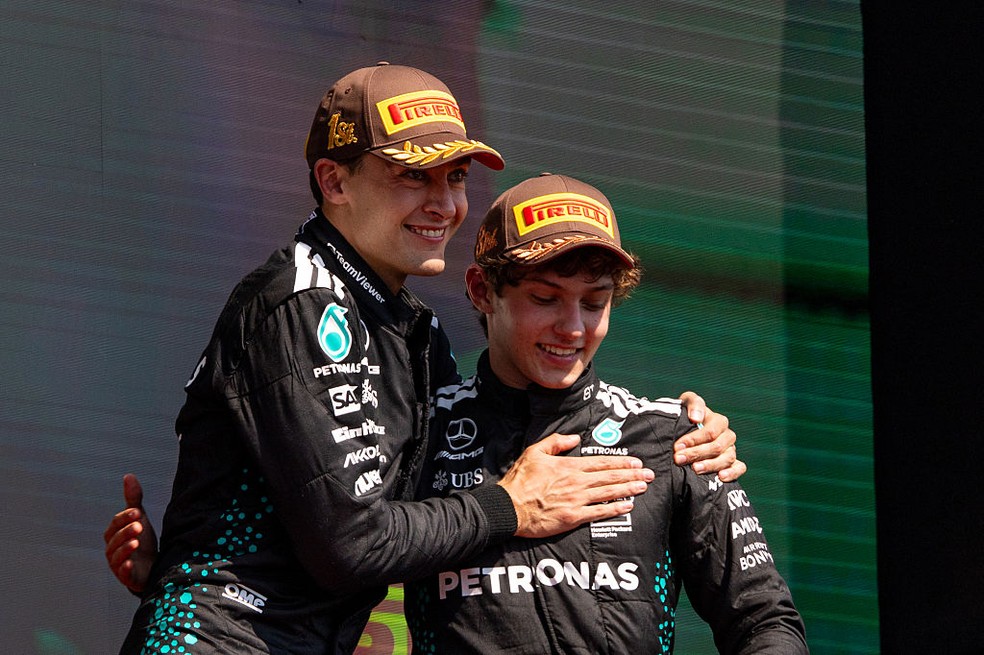 George Russell e Kimi Antonelli, pilotos da Mercedes na F1 2025 — Foto: Kym Illman/Getty Images