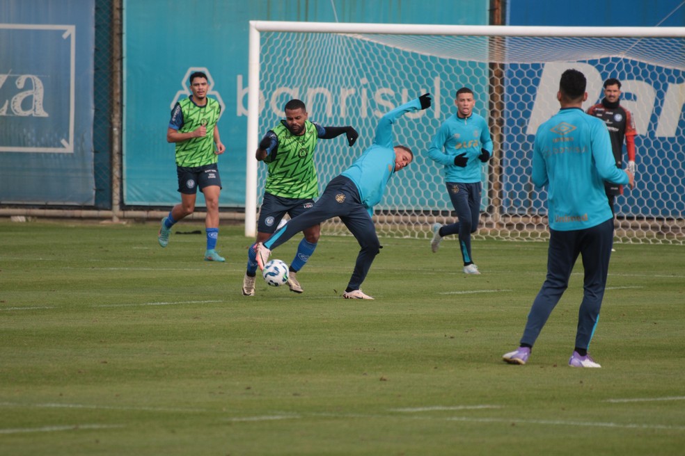 Cuéllar foi utilizado na primeira formação de Mano Menezes em jogo-treino do Grêmio — Foto: Eduardo Moura / ge.globo