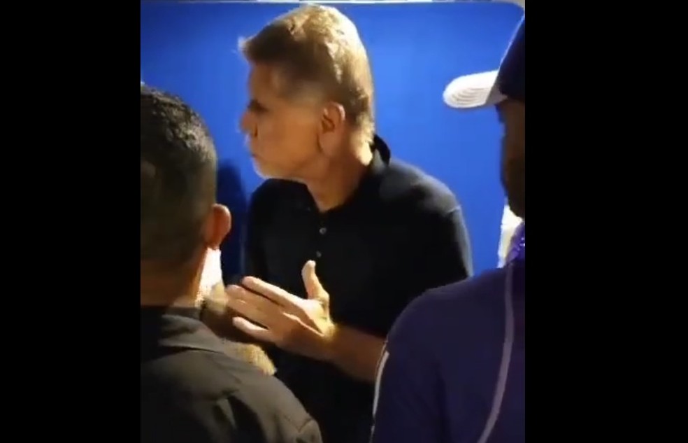 Autuori conversa com torcedores do Cruzeiro no Mineirão — Foto: Reprodução