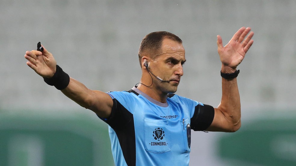 Árbitro Esteban Ostojich será o árbitro da partida — Foto: Cesar Greco\Palmeiras