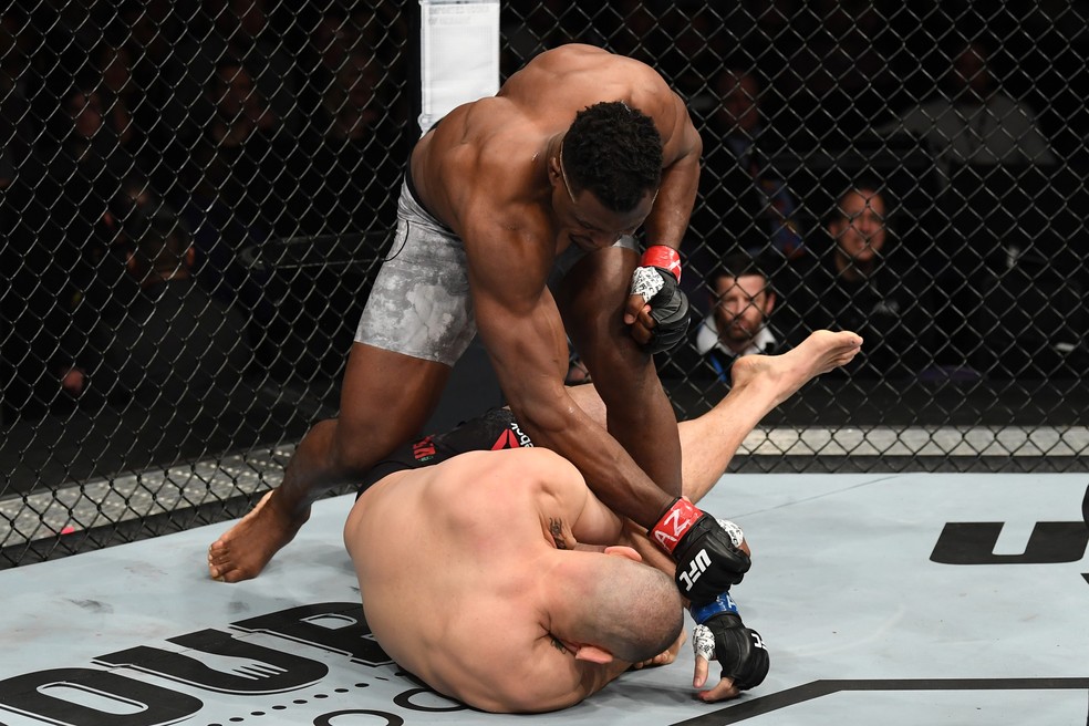 Francis Ngannou nocauteou Cain Velásquez no UFC Phoenix, em 2019 — Foto: Getty Images