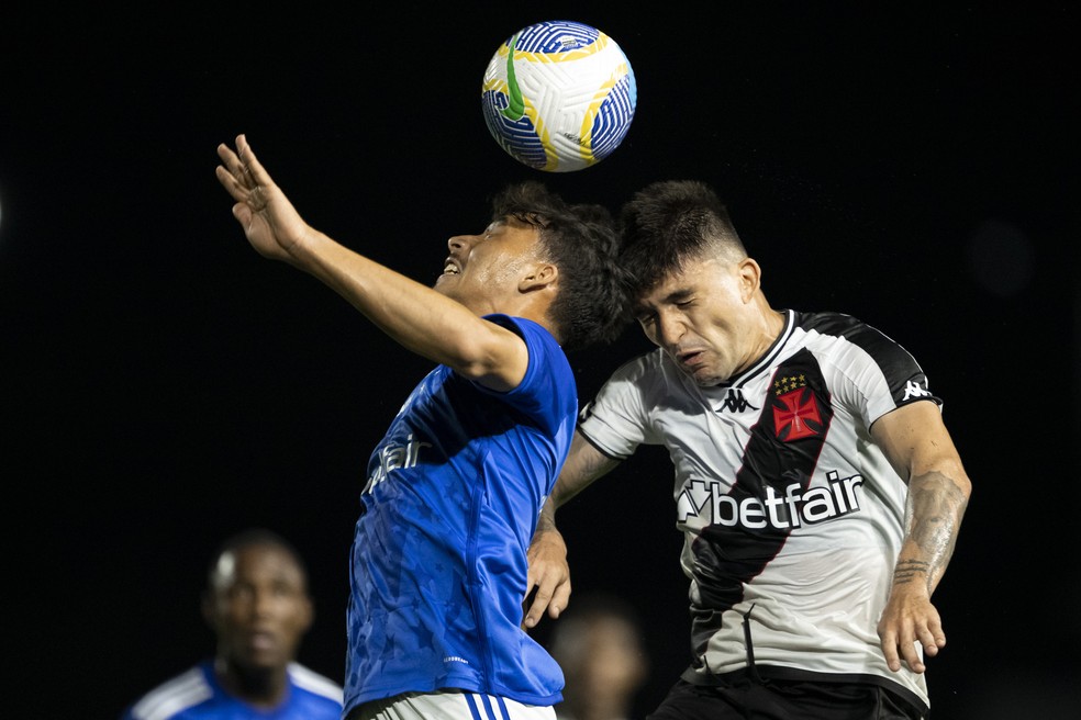 Japa, do Cruzeiro, em disputa pelo alto — Foto: Jorge Rodrigues/AGIF