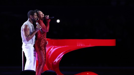 Super Bowl: com Alicia Keys, Usher enfileira hits no show do intervalo