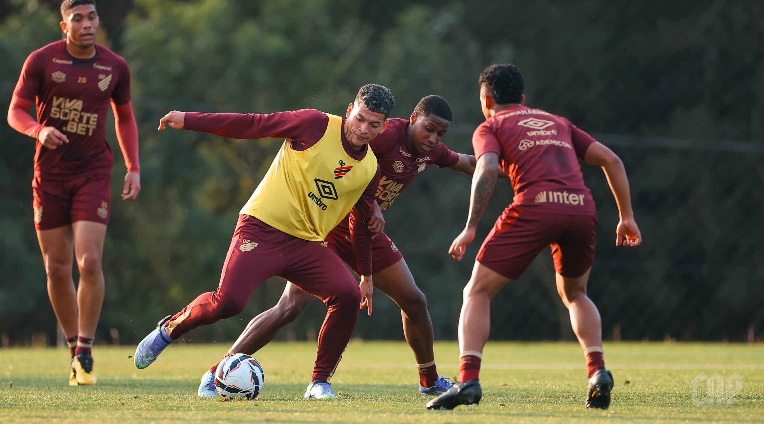 Com 5 reforços, Athletico intensifica busca por mais contratações