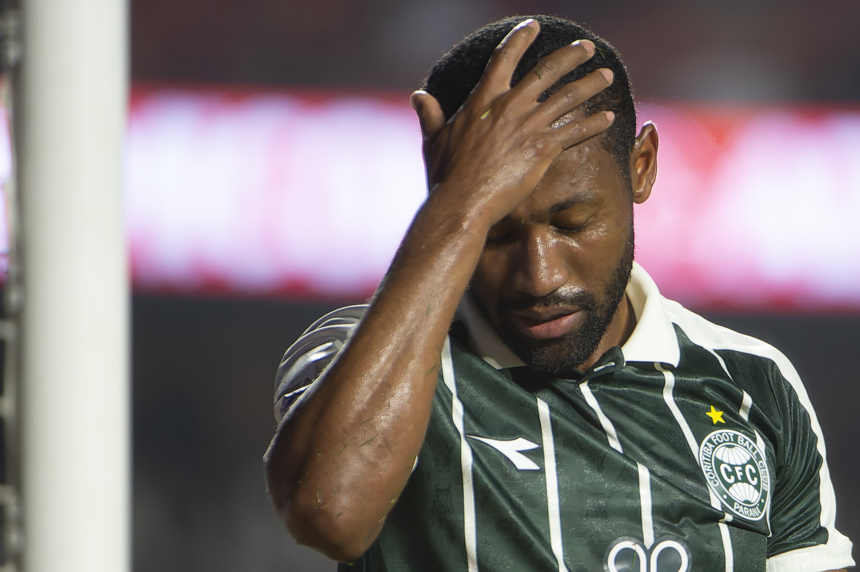 Tinga e Thiago Santos preocupam o Coritiba para sequência da Série A | Ge