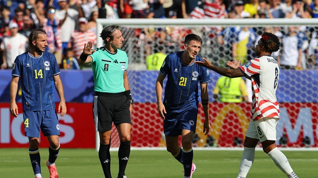 Raphael Claus apita partida entre Estados Unidos x Bósnia