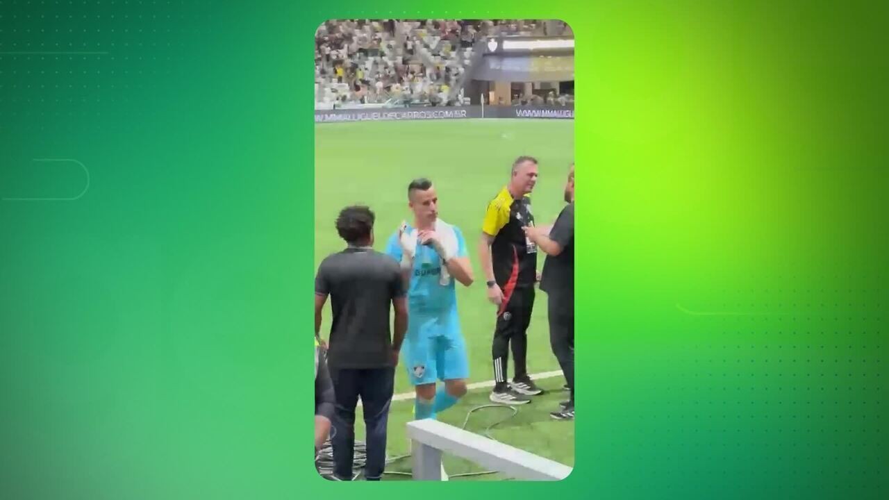 Fábio responde a xingamentos e provoca com gestos: 