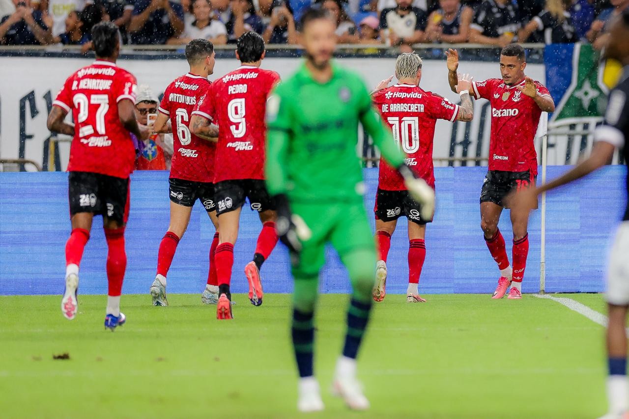 Análise: Flamengo vira líder do Brasileirão com futebol vistoso até debaixo de temporal