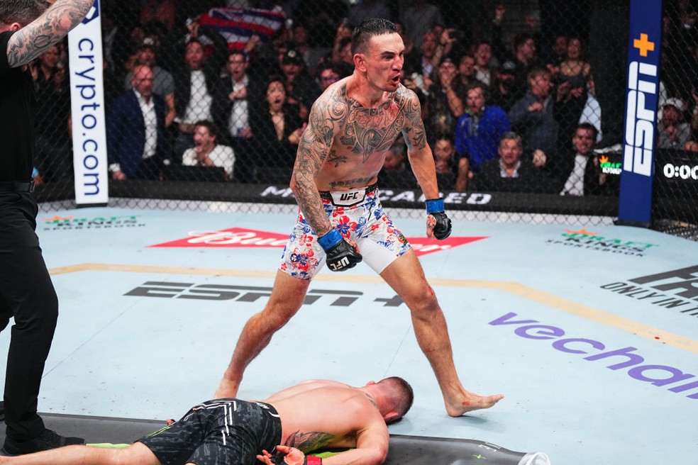 Holloway disparou um cruzado de direita que desmontou Gaethje no último segundo — Foto: Jeff Bottari/Zuffa LLC via Getty Images