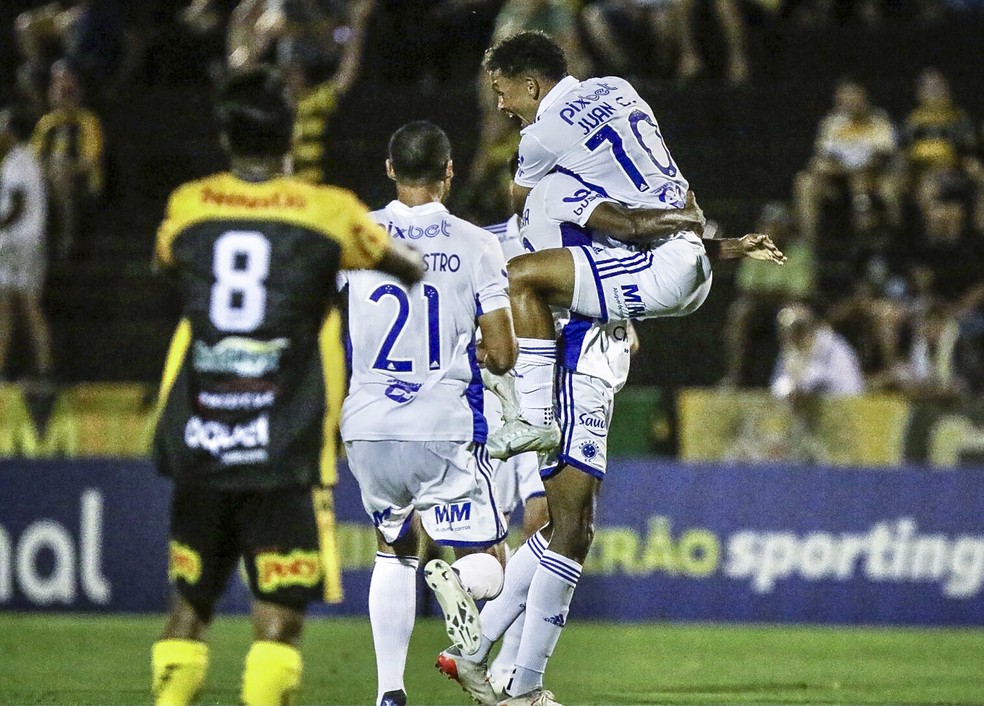 Juan Christian e Pedro Castro comemoram gol de Willian Oliveira, do Cruzeiro, em 2022 — Foto: Staff Images/Cruzeiro