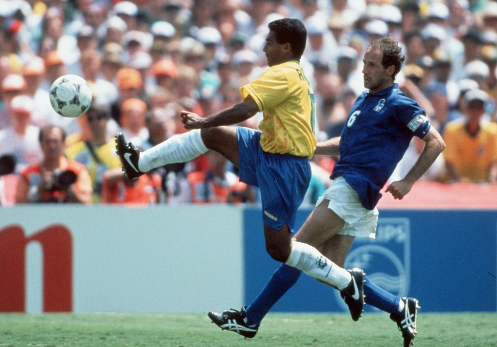 Romário e Baresi disputam lance na final da Copa de 1994 entre Brasil e Itália — Foto: Lutz Bongarts/Bongarts/Getty Images