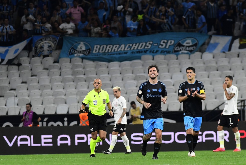 Nathan e Suárez comemoram gol do Grêmio — Foto: Marcos Ribolli