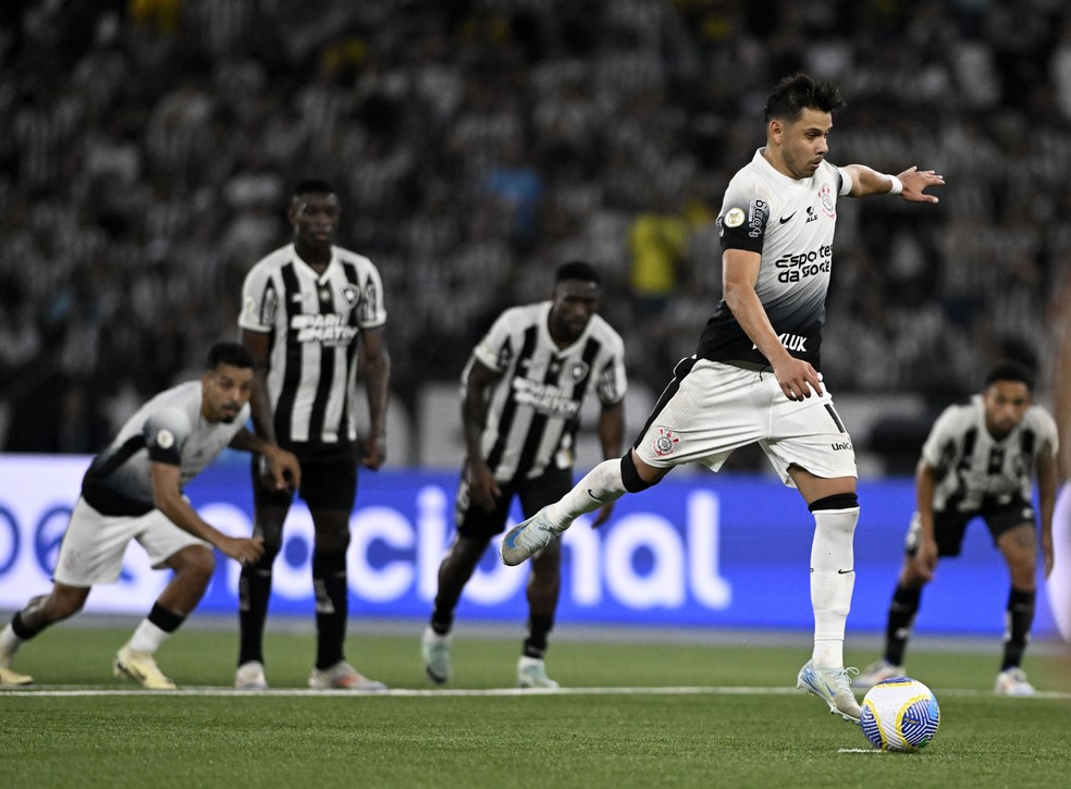 Romero perde pênalti para o Corinthians contra o Botafogo — Foto: André Durão