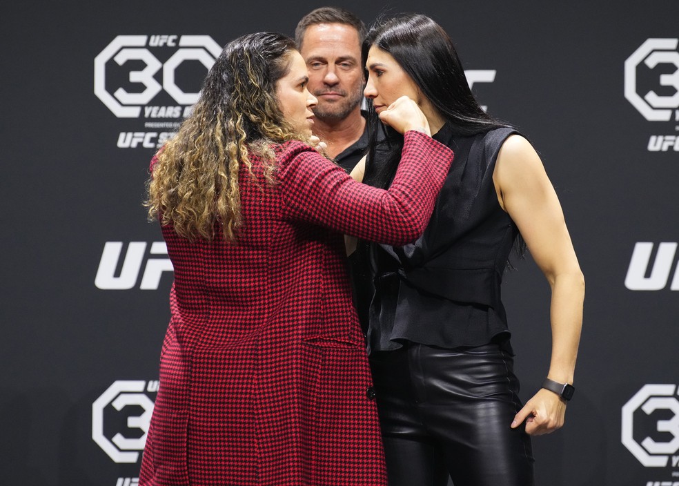 Amanda Nunes e Irene Aldana fazem encarada — Foto: Chris Unger/Zuffa LLC via Getty Images