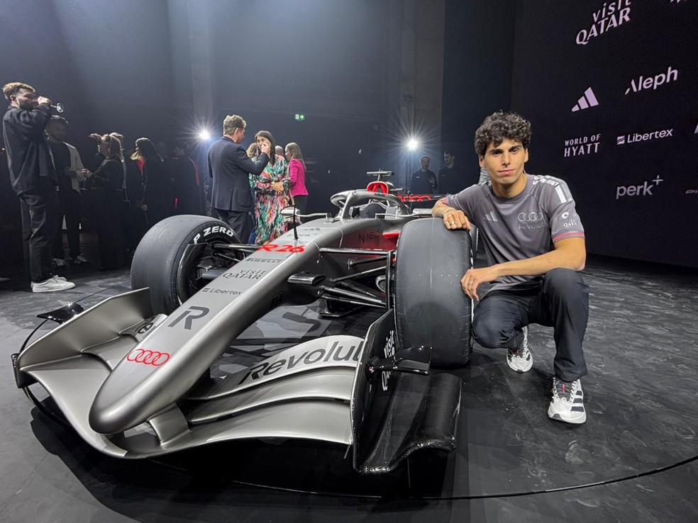 Gabriel Bortoleto e o R26, carro da Audi para a F1 em 2026 — Foto: Rodrigo França/ge