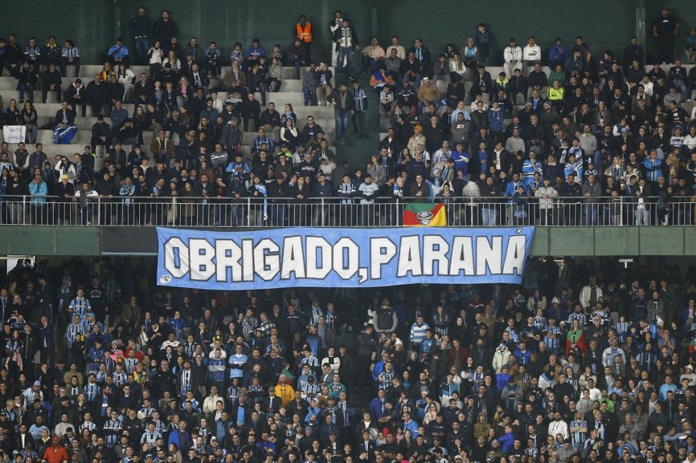 Torcida do Grêmio faixa obrigado, Libertadores Paraná