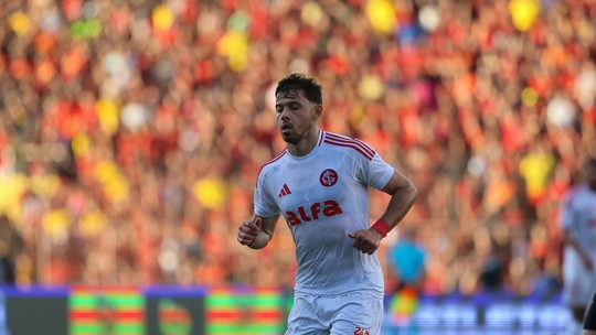 Meia perde espaço no Inter e completa três meses sem jogar